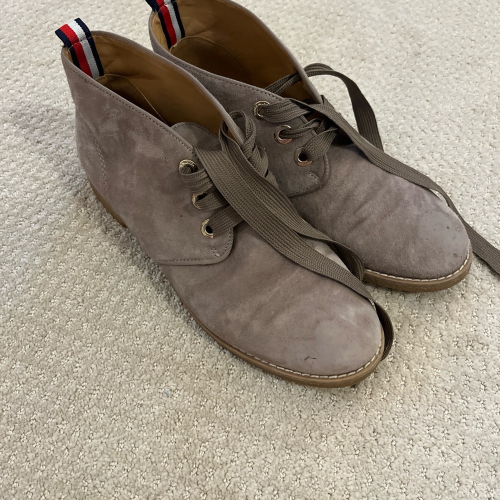 Tommy Hilfiger Women’s Sz 9 Taupe Suede Chukka Boots